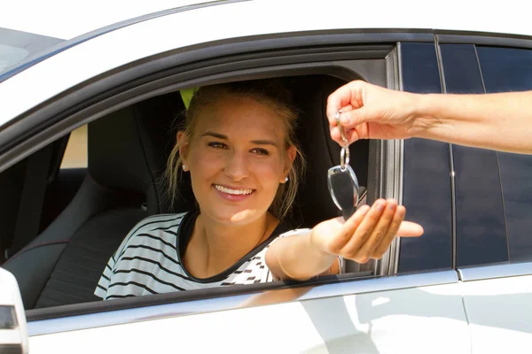 Mulher Feliz Mostrando Chaves Seu Carro Novo — Fotografia de Stock