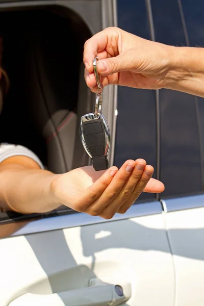 Arabanın Anahtarlarını Tutan Kadınların Ellerini Kapat — Stok fotoğraf