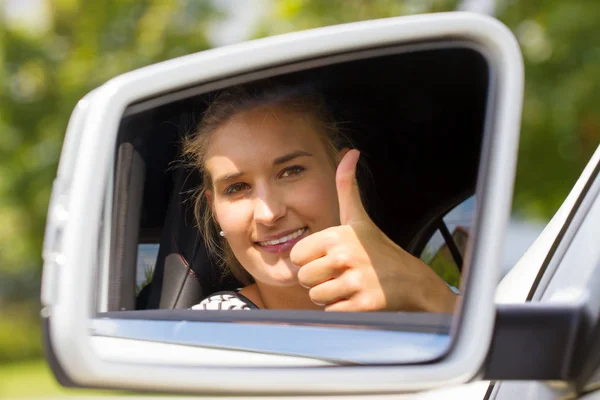 年轻的女司机 大拇指向上 — 图库照片