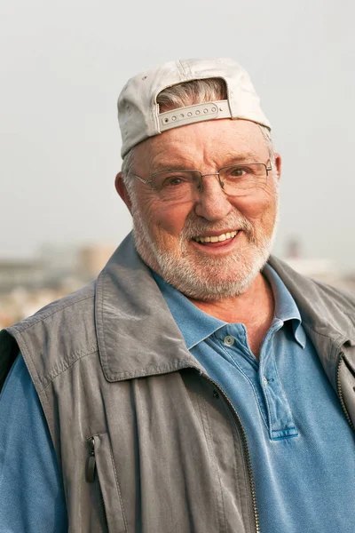 Dışarıda Kameraya Bakarak Gülümseyen Mutlu Yaşlı Adamın Portresi — Stok fotoğraf