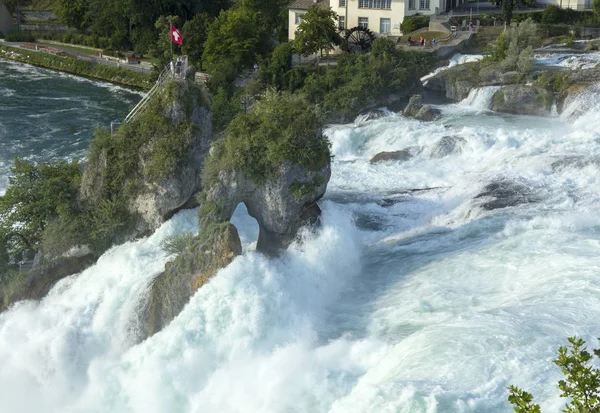 Bella Cascata Sullo Sfondo Della Natura — Foto Stock