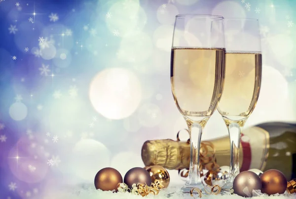 Bicchieri Con Champagne Decorazione Natalizia Sfondo Invernale — Foto Stock