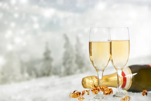 Окуляри Шампанським Різдвяними Прикрасами Зимовому Фоні — стокове фото