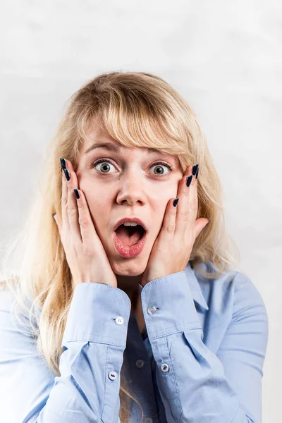 Een Jonge Vrouw Met Lang Blond Haar Die Bang Verbaasd — Stockfoto