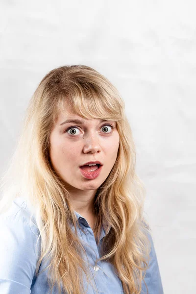 Eine Junge Frau Mit Langen Blonden Haaren Die Den Betrachter — Stockfoto