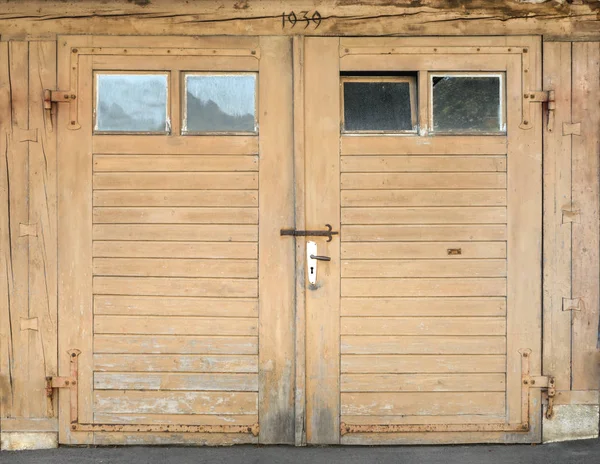 Porta Garage Marrone Chiaro Con Finestre — Foto Stock