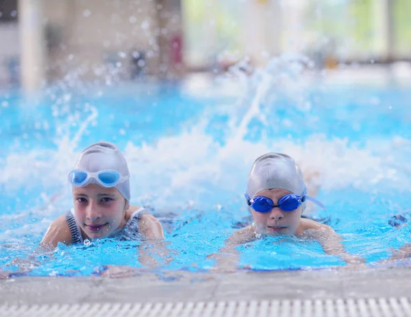 Gruppo Bambini Felici Bambini Lezione Piscina Imparare Nuotare — Foto Stock