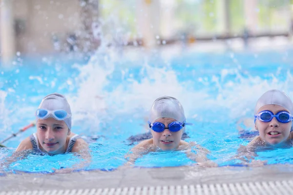 Grupo Niños Felices Niños Clase Piscina Aprendiendo Nadar — Foto de Stock