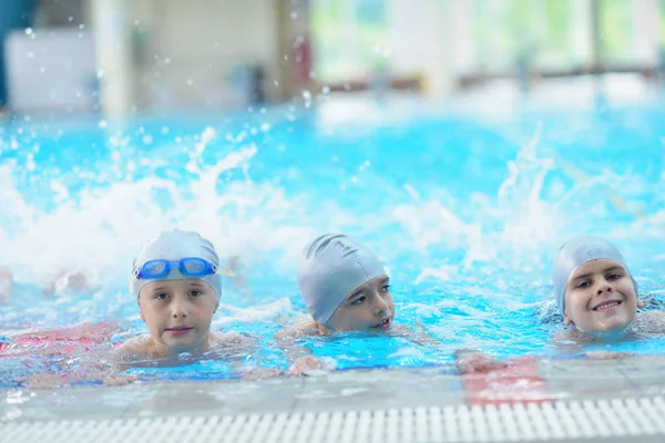 Grupo Niños Felices Niños Clase Piscina Aprendiendo Nadar —  Fotos de Stock