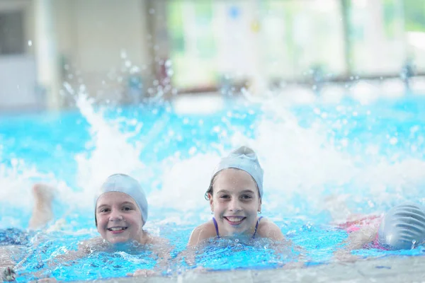 Grupo Crianças Felizes Aula Piscina Aprendendo Nadar — Fotografia de Stock