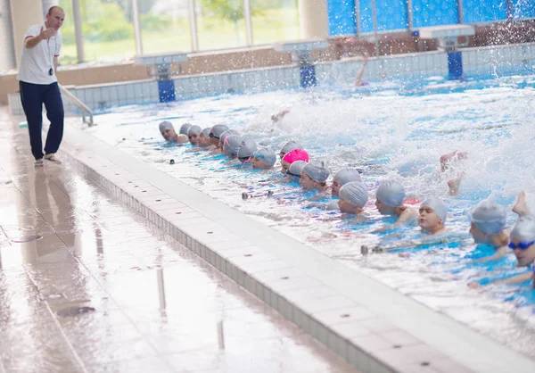 Ομάδα Ευτυχισμένων Παιδιών Που Μαθαίνουν Κολύμπι Στην Τάξη Της Πισίνας — Φωτογραφία Αρχείου