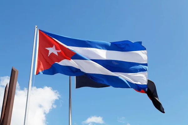 Кубинський Прапор Синім Небом Задньому Плані — стокове фото