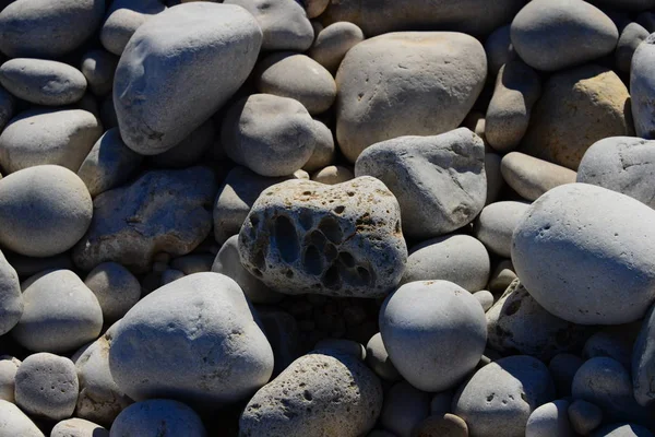 海滩上的铺路石 灰色的岩石 — 图库照片