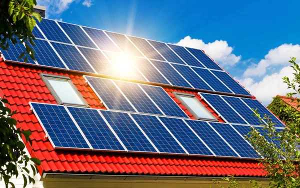 Střecha Domu Solárními Panely Sluncem — Stock fotografie