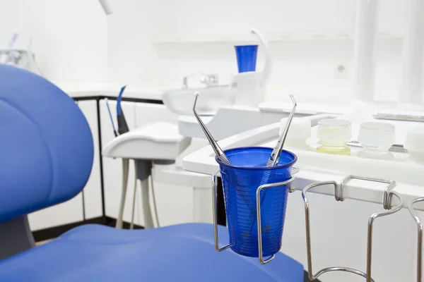 Пинцет Синей Пластиковой Чашке Стоматологическом Кабинете — стоковое фото