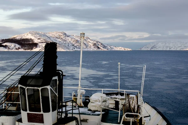 Statek Wypływa Kirkenes Kierunku Północnym — Zdjęcie stockowe