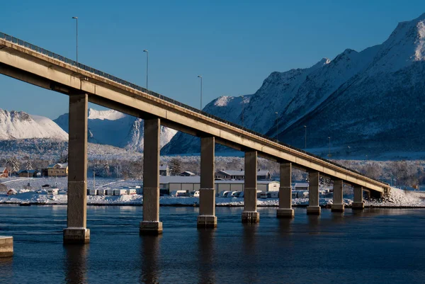 ノルウェーのヴェスタラーレン州ライシャンを結ぶ橋 — ストック写真