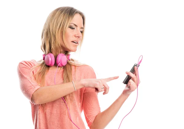 Kulaklıklı Sarışın Bir Kadın Elinde Akıllı Bir Telefonla Müzik Dinliyor — Stok fotoğraf