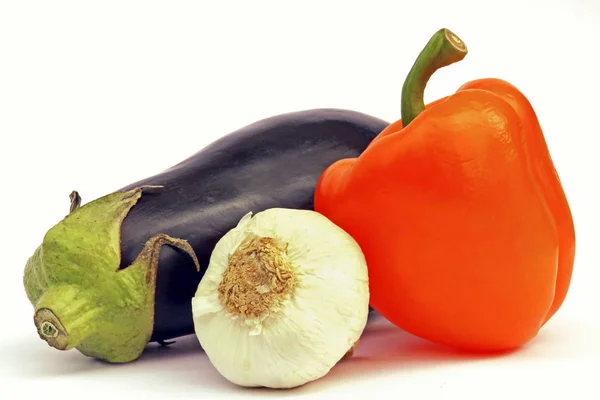 Two Eggplants Green Pepper Garlic — Stock Photo, Image