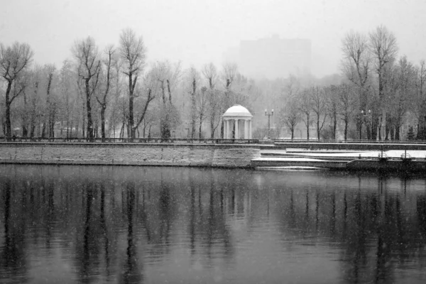 Gazebo Parku Kultury Nad Brzegiem Rzeki Moskwy Śniegu Zimowym — Zdjęcie stockowe