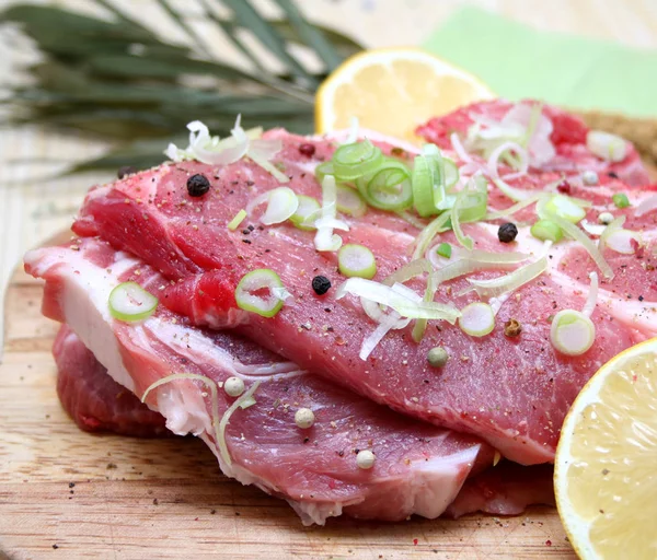 Rauw Vlees Met Specerijen Kruiden Houten Tafel — Stockfoto