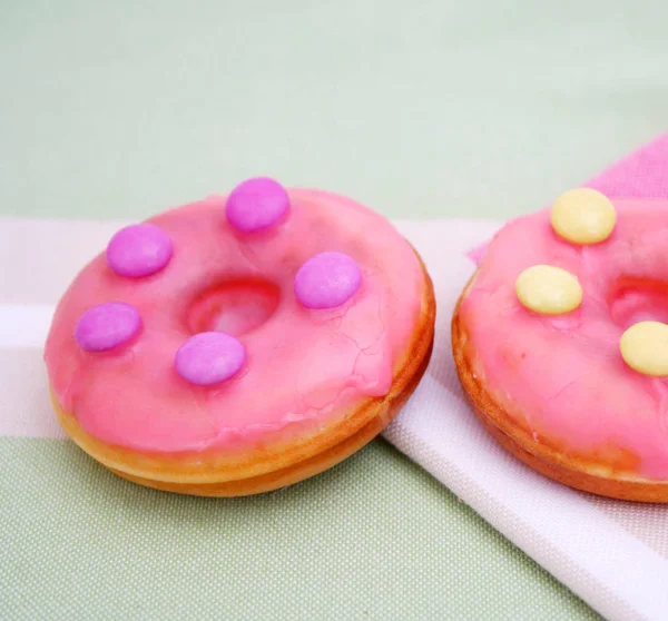 Saborosos Donuts Doces Branco — Fotografia de Stock