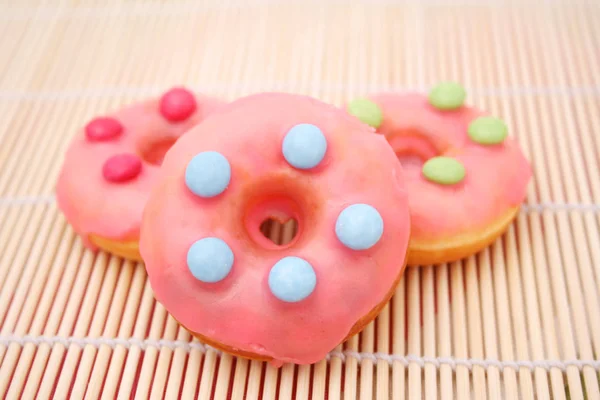 Leckere Süße Donuts Auf Weiß — Stockfoto