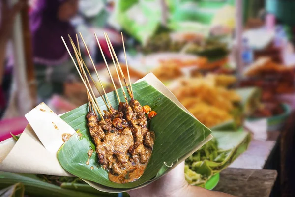 Indonesisk Kyckling Satay Serveras Löv Livsmedelsmarknaden — Stockfoto