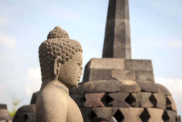 印度尼西亚日惹Borobudur寺庙的佛像 有立柱的细节 — 图库照片