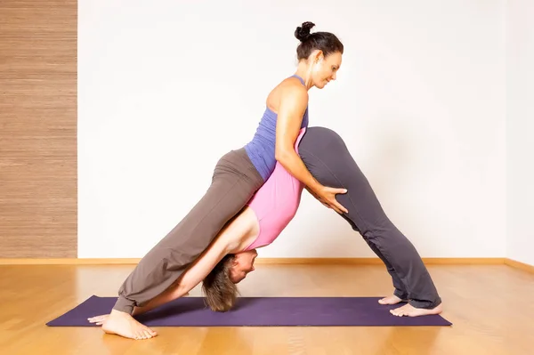 Dos Mujeres Juntas Través Ejercicios Yoga Plomo — Foto de Stock