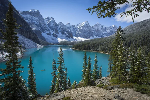 Canoa Sul Bellissimo Lago Della Morena Nel Banff National Park — Foto Stock