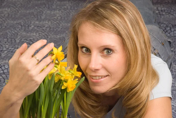 黄色の花を持つ美しい若い女性の肖像画 — ストック写真