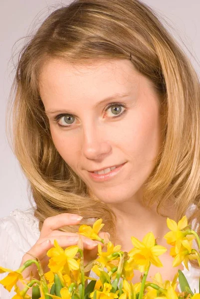Mujer Joven Con Narcisos — Foto de Stock