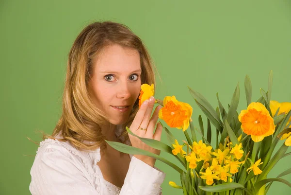 Jovem Com Narcisos — Fotografia de Stock