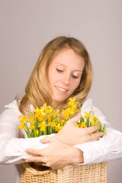 Young Woman Daffodils — Stock Photo, Image