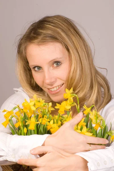 Молодая Женщина Желтыми Цветами — стоковое фото