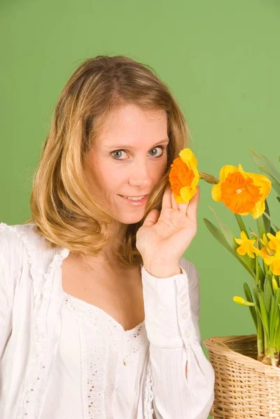 水仙の花を持つ若い女 — ストック写真