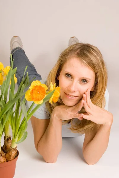 Mujer Joven Con Narcisos — Foto de Stock