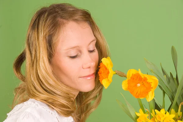 水仙の花を持つ若い女 — ストック写真