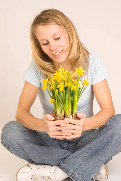 Mujer Joven Con Narcisos — Foto de Stock