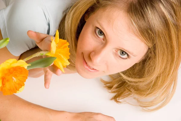 Mujer Joven Con Narcisos — Foto de Stock