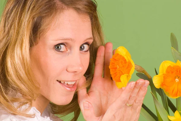 水仙の花を持つ若い女 — ストック写真