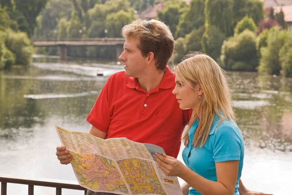 Jovem Casal Com Mapa Canada — Fotografia de Stock