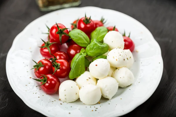 Frische Tomaten Mit Mozzarella Und Frischem Basilikum — Stockfoto