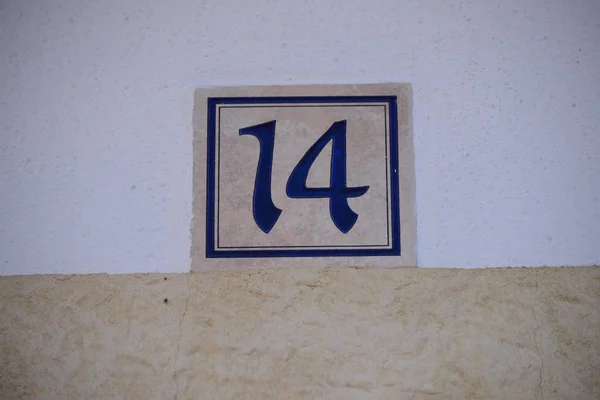 家のファサード 道路標識 電子メール タイル スペイン 家の番号14 — ストック写真