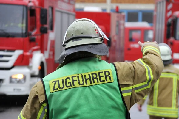 Feuerwehrleute Uniform Mit Feuerlöscher — Stockfoto