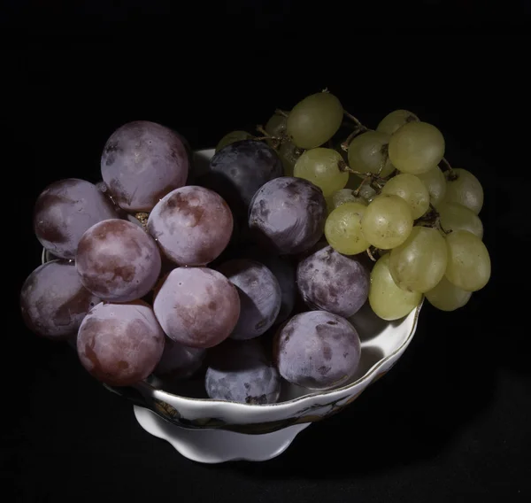 Florero Con Uvas Sobre Fondo Negro —  Fotos de Stock