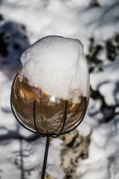 花园里覆盖着雪的玻璃球 — 图库照片