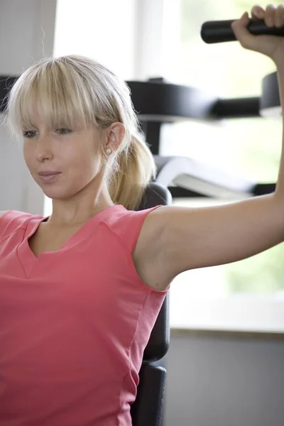 Blond Woman Trains Her Shoulders — Stock Photo, Image