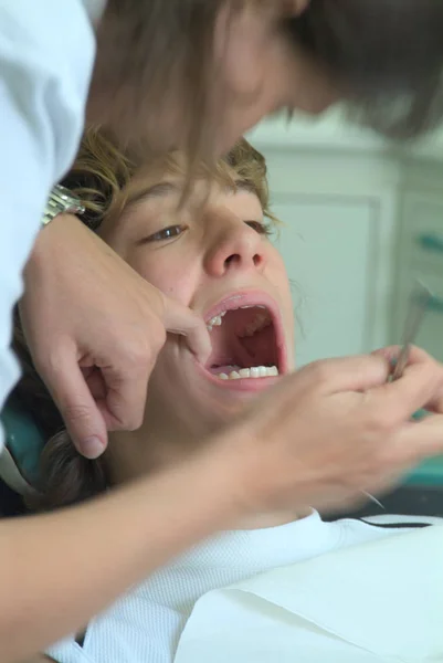 Dentista Concentrado Mientras Realiza Tratamiento —  Fotos de Stock